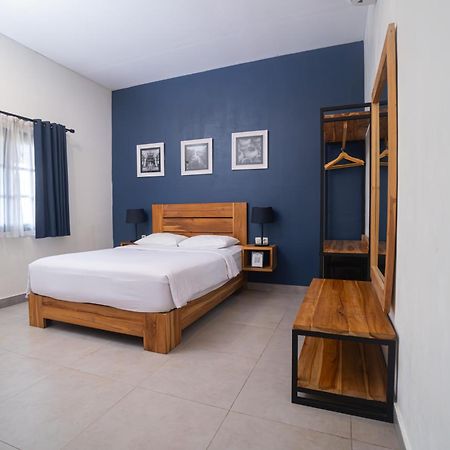 Отель La Casa Jogja Kejayan Экстерьер фото